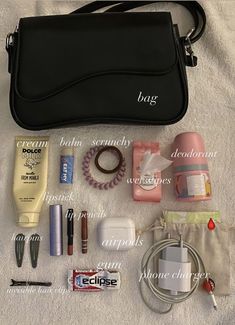 Schul Survival Kits, School Backpack Essentials, Everyday Bag Essentials, School Bag Essentials, Backpack Essentials, Travel Bag Essentials, Inside My Bag, Smink Inspiration