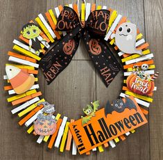 a halloween wreath made out of construction paper