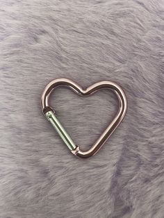 Pink carabiner for your keys Heart Carabiner, Caribeaner Keys, Cool Carabiner, Cute Keys Aesthetic, Cute Carabiner, Items To Buy, Aesthetic Keys, Heart Shaped Things, Key Ring Aesthetic