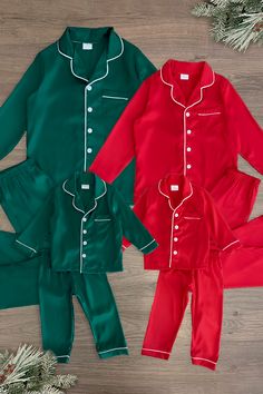 Red Silk Christmas Pajamas, Family Pajama Christmas Pictures, Coordinating Christmas Pajamas, Pj Christmas Photos Family, Family Christmas Pictures Pajamas, Xmas Family Photo Outfits, Christmas Family Pajamas Ideas, Family Christmas Pajamas Photoshoot, Christmas Pjs Family Picture Ideas