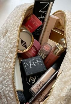 Make Up Aesthetic Products, Clean Makeup Aesthetic, Good Makeup, Makeup Bag Essentials, Fancy Makeup, High End Makeup, Mini Makeup, Makeup Obsession, Luxury Makeup