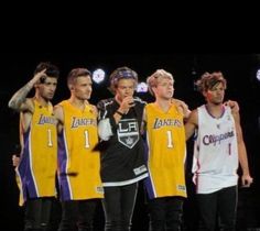 the los angeles lakers basketball team is posing for a photo