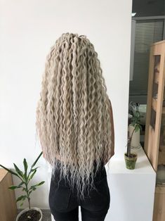 Silver Blonde Curly Hair, Curly Dread Extensions, Curly Dreadlock Hairstyles, Undercut Dreads, Dreads Blonde, Synthetic Dreads Hairstyles, Boho Dreads, Curly Dreadlocks, Curly Dreads