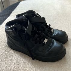 Brand New Black Mid Rise Air Force Ones!! Womens Size 8.5, Barely Worn Black Air Force 1 Outfit, Shoes Nike Black, Black Air Force 1, Air Force 1 Outfit, Nike Tanjun, Nike Tennis Shoes, Nike Air Shoes, Dream Fashion, Air Force Ones