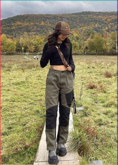 Empowered women, empower women. Boss Babes support each other! Women helping women quote Long Sleeve Hiking Outfit, Treking Outfit For Women, Treking Clothes For Women, Female Camping Outfits, Casual Nature Outfits, Treking Aesthetic Outfit, Camping Women Outfits, Trecking Outfits Aesthetic, Gorpcore Summer Outfit Women