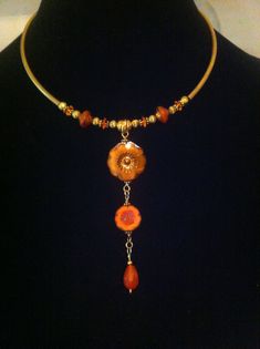 Vintage look choker necklace with curved golden brass tubes and antique gold beads, saucer beads and burnt orange glass flowers and a faceted carnelian drop. A large Bohemian glass flower measuring 22mm in diameter and smaller flowers measuring 12mm, a burnt orange faceted carnelian drop. Two golden brass tubes measuring 130mm x 3mm with Antique Gold beads, orange Swarovski crystal margaritas measuring 4mm. A choker necklace with a Victorian trend from the beginning of the last century. The pend Aqua Glass, Funky Jewelry, Glass Flowers, Look Vintage, Hibiscus Flowers, Jewelry Inspo, Dream Jewelry, Pretty Jewellery, Looks Vintage