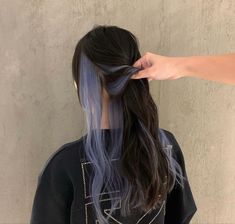 split/half under blue and black dyed hair Ear Loop Highlights Hair, Hair Claims, Dreamy Hair, Underlights Hair, Split Dyed Hair