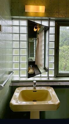 Bloxburg Ideas, Retro Bathrooms, Future Apartment, Dream Decor, Apartment Interior, Home N Decor, Interior Inspo, House Inspo, Dream Home Design