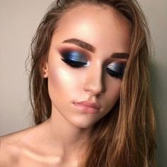 Eyeliner Bleu, Machiaj Smokey Eyes, Eye Makeup Glitter, Make Up Designs, Smokey Eye Makeup Look, Trendy Eyeshadow, Makeup Tumblr, Blue Eyeliner