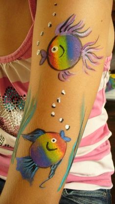 vis schminken - Google zoeken Face Paint Arm, Halloween Makeup For Kids, Cheek Art, Arm Painting, Balloon Painting, Arm Art