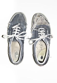 Worn out Vans. Long Shoes, Summer Footwear, Fotografi Vintage, Old Shoes, Shoes Vintage, Shoes Summer, Shoes Blue, Vans Off The Wall, Sperry Sneaker