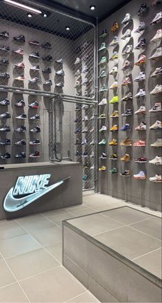 Sneaker Shop Interior, Nike Store Design, Nike Showroom, Nike Retail Store Design, Nike Outlet Store, Shoe Tray, Shoe Store Design