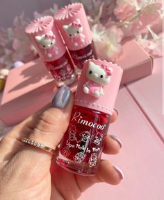 Cute Lip Gloss Aesthetic, Makeup Utensils, Hello Kitty Makeup, Hello Kitty Themes, Lip Gloss Collection, Hello Kitty Accessories, Baby Pink Aesthetic, Diy Body Care