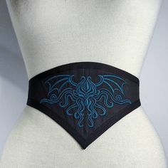 Gothic waist belt made with black cotton, finished with black cotton canneté. An elegant representation of Cthulhu Is embroidered with a teal thread. Adjustable with elastic band and metallic regulators. Light boned with syntethic whalebones. Can be worn alone, on dresses, on jackets or on corsets, as you wish! 🌹*SIZE* 🌹 I'll set the elastic band to fit your personal size, please send me your waist measure when you purchase It . Please feel free to ask me, if you have questions. -------------- Diy Corset Belt, Corset Belt Pattern, Corset Waist Belt, Waist Accessories, Diy Corset, Medieval Hairstyles, Cotton Corset, Waist Corset, Blue Corset