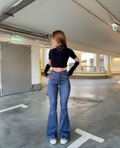 Boyfriend Outfit, Tattoo Girls, Streetwear Fits, Fall Jeans, Jean Vintage, Vintage Flare, Aesthetic Things, Flared Pants, Streetwear Y2k