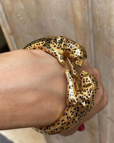 Umarme die wilde Eleganz unseres handgefertigten einzigartigen Panther-Schmucks mit einem atemberaubenden 14K Gold Panther-Armband, das das perfekte Geschenk für Mütter oder alle, die Geburtstage feiern, ist. Dieses auffällige Stück kombiniert auf wundervolle Weise mutiges Sterlingsilber mit üppigen Onyx-Akzenten und macht es zu einem unvergesslichen Statement für Tierliebhaber. ⭐ 𝐌𝐚𝐭𝐞𝐫𝐢𝐚𝐥 𝐃𝐞𝐭𝐚𝐢𝐥𝐬 ⭐ Basismetall: 925er Sterlingsilber Metallreinheit: 925 Stempelung: S925 Überzugsopt Panther Bracelet, 3d Ring, Panther Jewelry, Panther Ring, Animal Bracelet, Fancy Jewelry Necklace, Cute Couple Gifts, Asian Countries, Mens Gold Jewelry