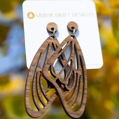 Crafted from high-quality wood and paired with stainless steel hooks, these earrings feature a stunning butterfly wing design. The lightweight construction ensures comfort, while the hypoallergenic and sustainable materials make them an eco-friendly choice. Material: Walnut and Stainless Steel Design: Inspired by the delicate beauty of butterfly wings, these earrings showcase a detailed cut-out pattern that captures the essence of a butterfly’s flight. Dimensions: Approx: Dangle: 1.5" x 3" Hypoallergenic: Yes Wood Laser Earrings, Laser Art Wood Gift Ideas, Laser Cut Earrings Wood, Laser Art Wood, Wood Laser Engraving Ideas, Laser Gift Ideas, Wood Engraving Ideas, Laser Wood Engraving, Butterfly Wing Design