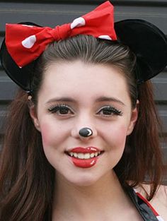 Eres fan de Disney, este maquillaje es perfecto para ti. No necesitas mucho y quedaras super bonita y CUTE Minnie Mouse Kostüm, Cartoon Halloween Costumes, Ideas Maquillaje, Character Halloween Costumes, Halloween Make-up Looks, Tv Cartoon