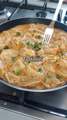 how to make a fast creamy cheesy tortellini pasta sauce for dinner tonight. Tortellini Recipes, Pasta Night, Makanan Diet, Good Eat, Health Dinner Recipes, Delicious Snacks Recipes, Italian Pasta, Food Videos Cooking