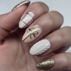 Almond Sweater Nails, 2024 Winter Nail Trends, Designs On Natural Nails, Short Christmas Nail Ideas, Winter Nails Ideas, Edgy Nail Art, Leopard Christmas Tree, Christmas Nail Ideas, Festive Manicure