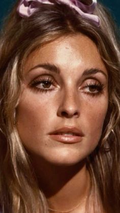 60s makeup inspo 70s Inspired Hoco Dress, Soft 70s Makeup, 70s Makeup Glam, 60s Glam Makeup, Late 60s Aesthetic, Decades Makeup, Tate Makeup, 1970 Makeup, Sharon Tate Makeup