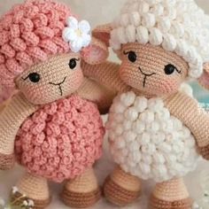 Ovelha Amigurumi: Tutorial Passo a Passo! Aprenda a criar uma ovelhinha fofa com este guia detalhado de crochê. 🐑🧶 #Crochê #Artesanato #DIY Háčkované Lemy, Crochet Toys Free Patterns, Crochet Sheep, Crochet Toys Free, Crochet Stitches Video, Fun Crochet Projects, Basic Crochet Stitches, Crochet Art