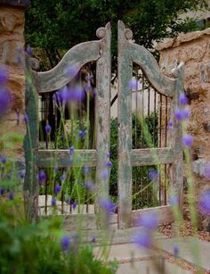 Garden Gate Headboard, Garden Gates Ideas, Secret Garden Gate, Garden Gate Decor, Old Garden Gates, Easy Landscaping Ideas, Easy Garden Ideas, Design Garden Ideas