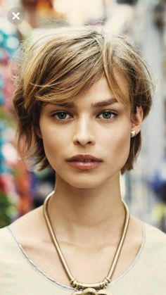 Crown Hairstyle, Ideas For Flowers, Hairstyle Girl, Κούρεμα Bob, Flowers Crown, Edgy Short Hair, Shot Hair Styles, Dot Jewelry, Short Hair Haircuts