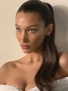 Mrs Bella, Straight Eyebrows, Bella Hadid Outfits, Vogue Uk, Gua Sha, Looks Style