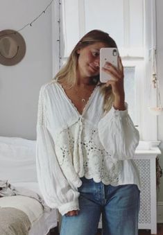 White Boho Shirt Outfit, Cute White Blouse Outfits, White Boho Top Outfit, Summer Outfits With Long Sleeves, Flowy Spring Outfits, Summer Flowy Tops, White Flowy Top Outfit, Cute Flowy Tops, Cute Blouse Outfits