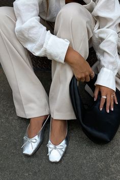 These ballerina shoes feature a square toe. They have a bow detail and a padded inner sole. Silver Ballet Flats Outfit, Silver Flats Outfit, Flats Outfit Summer, Silver Shoes Outfit, Pumps Outfit, Ballet Flats Outfit, Kitten Heel Ankle Boots, Silver Ballet Flats, Ballerina Outfit