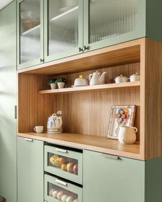 Fruteira tipo gaveta no armário da cozinha, uma opção que libera espaço na bancada. Veja no site mais inspirações de fruteiras planejadas! Imagem via Bianca Krüger Arquitetura Green House Ideas Interior, Green Kitchen Interior, Kitchen Green, Kabinet Dapur, Indian Home Interior, Small Kitchen Decor, Kitchen Interior Design Decor, Kitchen Design Plans