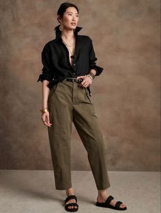 Banana Republic Outfits, Linen Looks, Linen Shirt Outfit, Black Linen Shirt, Midsize Summer, Looks Adidas, Masculine Fashion, 가을 패션, Work Fashion