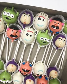 there are many cake pops with faces on them