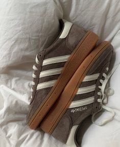 Shoes Spezial Adidas, Fall Shoes Sneakers, Fall 2024 Sneakers, Sneakers Aesthetic Girl, Cool Girl Shoes, Fall Shoes Aesthetic, Autumn Shoes 2024, Elegant Shoes Classy, Fall 2024 Shoes