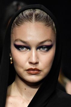 2023 Makeup Trends, Makeup Runway, Runway 2023, 2022 Makeup, Wet Look Hair, 2023 Makeup, Soft Smokey Eye