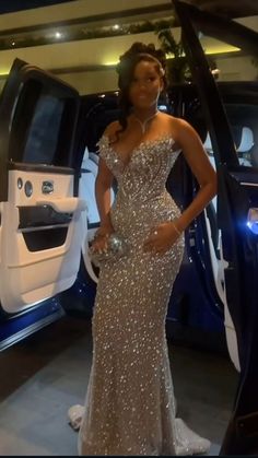 Luxury Cars For Prom, Md Prom Dresses, Necklace For Prom Dress, Classy Prom Dresses Black Women, Silver Gala Dress, Prom Location Ideas, Prom Dresses Black Women Black, Gala Dress Black Women, White Gold Prom Dress