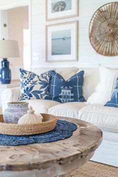 Coastal Charm: Nautical Living Room Decor Ideas Marine Living Room, Beach Living Rooms, Maritime Living Room, Coastal Hamptons Style Living Rooms, Nautical House, Seaside Appartement, Nautical Home Decor, Coastal Decorating Ideas, Nautical Decor Living Room