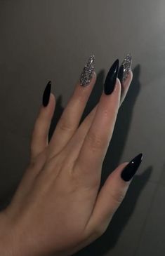 Black Nails With Glitter Silver Classy, Dark Acrilyc Nails, Black Glitter Nails Stilleto, Nails To Match Black Dress Prom, Prom Nails For A Black Dress, Black And Silver Sparkle Nails, Black Gel Nails With Glitter, Black Nails With Sparkles, Black Glitter Almond Nails