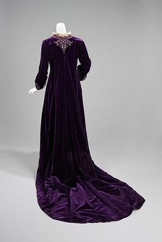 This was worn by the wife of one of the great American bankers of the 19th century, J.P. Morgan, Jr. (1867-1943). It exemplifies the grandeur of Worth clothing among wealthy Americans, who aspired to be associated with European royalty. House Of Worth Gowns, Worth Gowns, Historical Outfits, Regency Dresses, House Of Worth, Victorian Dresses, Tea Gown, French Royalty, 1900s Fashion