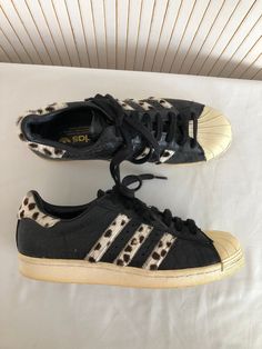 Adidas Superstar Leather and Fur Vintage Sneakers Shoes P.39 1/3 UK.6 Original Leopard Sneakers Brand: Adidas era: 2000s Listed size: 39 1/3 Europe UK.6 Upper material: black leather and brown speckled white hair, leopard type Round toe plastic top Closure: laces Heel: 2.5cm/0.98inch Insole measurement at both ends 25.2 cm / 9.92 inches Some small signs of use on the leather and soles, a few hairs are missing behind the right heel, sole a little yellowed, see photos Good vintage condition Ref.18 Superstars Adidas, Sneakers Adidas Superstar, Superstar Adidas, Yellow Adidas, Fall Sneakers, Leopard Sneakers, Basket Vintage, Baskets Adidas, Future Style