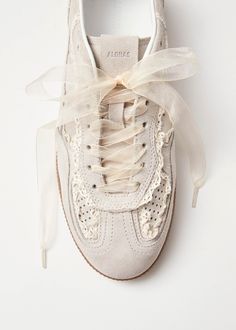 tb.490 Crochet Cream | ALOHAS Trendy White Shoes, Lace Tennis Shoes, Feminine Sneakers, Girly Sneakers, Cream Sneakers, Delicate Crochet, Lace Shoes, Color Crema, Cream Top