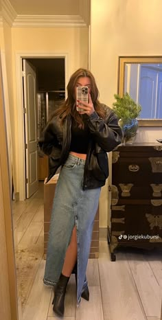 Fall Formal Wear Women, Long Jean Skirt Outfits Aesthetic, Low Waist Skirt Outfits, Long Jeans Skirt, Long Denim Skirt Outfit, Skirt Outfits Aesthetic, Skirt Outfit Fall, Long Jean Skirt