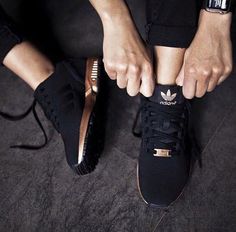 Da sessão louca por calçados Black And Gold Sneakers, Black Adidas Shoes, Sneaker Trend, Adidas Zx Flux, Gold Sneakers, Adidas Zx, Sneakers Adidas