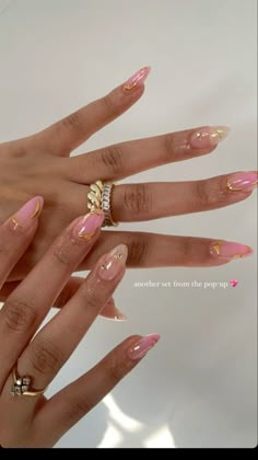 Gold And Pink Nails, Graduation Nails Ideas, Summer Almond Nails, Pink Gold Nails, Graduation Boards, Gold Nail Designs, Graduation Nails, Classy Nail Designs, Nails Today