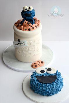 two cakes made to look like cookie monster and cookie cupcakes with eyes on them