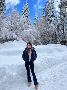 Outfits In Snow Winter, Snow Outfit Pictures, Snow Fall Pictures, Winter Moutains Outfits, Snow Pictures Outfit Ideas, Comfy Snow Outfits, Winter Outfits For Snowy Weather, Winter Photoshoot No Snow, Snowing Instagram Pictures