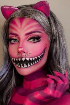 Female Villans Costumes, Halloween Character Makeup Ideas, Alice In Wonderland Cat Makeup, Full Face Face Paint, Disney Villian Makeup, Halloween Makeup Characters, Cool Halloween Makeup Creative, Halloween Make Up Ideas Creative, Halloween Disney Makeup