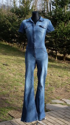 Please read the full description  and see the measurements.  Vintage 70s Style Bray Steve Alan Denim Bell Bottom Jumpsuit, 70s Zip front Wide Leg Overalls Amazing vintage denim overal/jumpsuit in 70s style, but it was probably made around the year 2000, when the style was in fashion again thanks to the movie Charlie's Angels. Bray Steve Alan is a line from Einstein Progetti & Prodotti, a company from Bologna founded in 1988. This jumpsuit belonged to my personal collection, the first picture is Retro Dark Wash Denim Jumpsuit, Retro Fitted Summer Overalls, Retro Fitted Denim Jumpsuit For Summer, Fitted Full-length Medium Wash Overalls, Fitted Retro Overalls, Retro Medium Wash Denim Jumpsuit Overall, Vintage Fitted Denim Jumpsuit For Summer, 70s Jumpsuit Outfit, Retro Fitted Denim Jumpsuit Overall