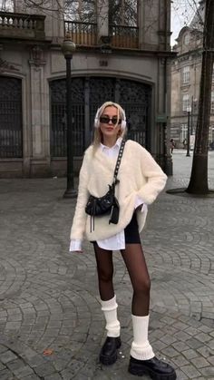 @lauraaelisa Parisian Style Outfit, New York Outfits, Fest Outfits, Europe Outfits, Paris Outfits, Blair Waldorf